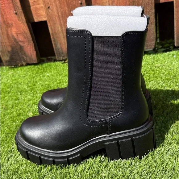 Black Chelsea Platform Boots - Women's Chunky Ankle Boot - Picture 4 of 9